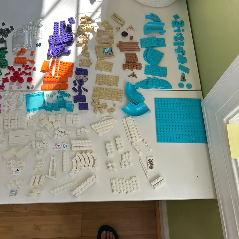 LEGO Friends Heartlake Poolside Adventure Set - Purple, Blue, Orange - Picture 2 of 6